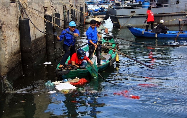 Đoàn viên thanh niên vớt rác tại cảng cá Quy Nhơn